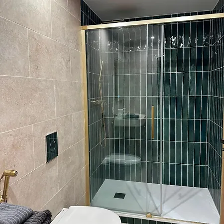 Modern 2 Bedroom In Vibrant 11