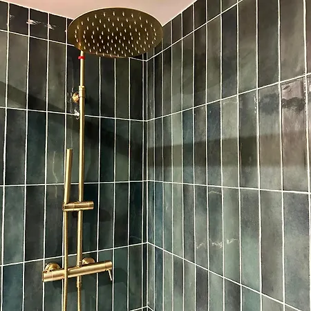 Daire Modern 2 Bedroom In Vibrant 11 Paris