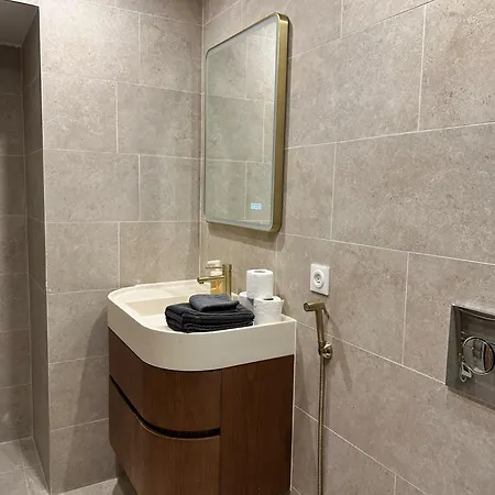Modern 2 Bedroom In Vibrant 11 Appartement