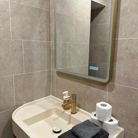 Modern 2 Bedroom In Vibrant 11 *