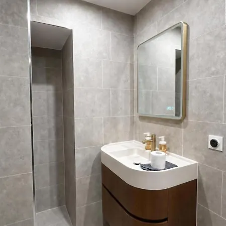 Modern 2 Bedroom In Vibrant 11 Appartement *