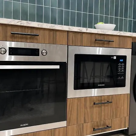Modern 2 Bedroom In Vibrant 11 Apartment *