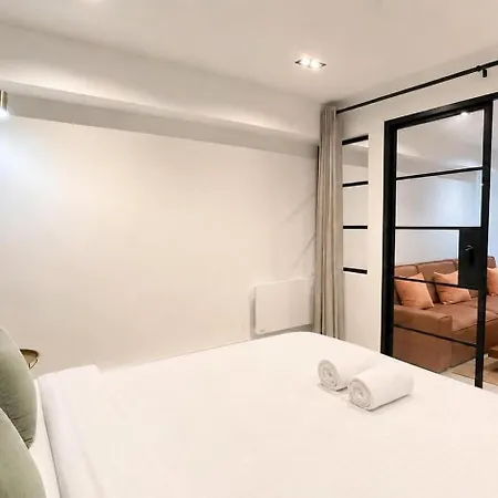 Modern 2 Bedroom In Vibrant 11