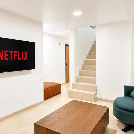 Modern 2 Bedroom In Vibrant 11 Appartement *