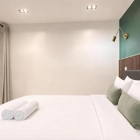 Modern 2 Bedroom In Vibrant 11 Appartement *