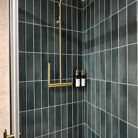 Modern 2 Bedroom In Vibrant 11 Appartement Paris