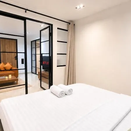 Modern 2 Bedroom In Vibrant 11 Appartement *